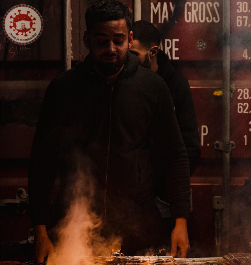 Muhammad en jongeren aan de barbecue